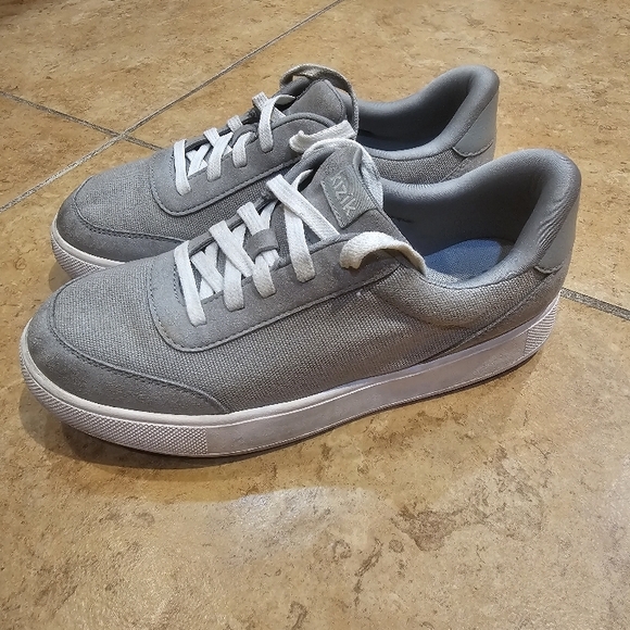 Gray Kizik Size 4.5 Big Boy Sneakers - Picture 1 of 5